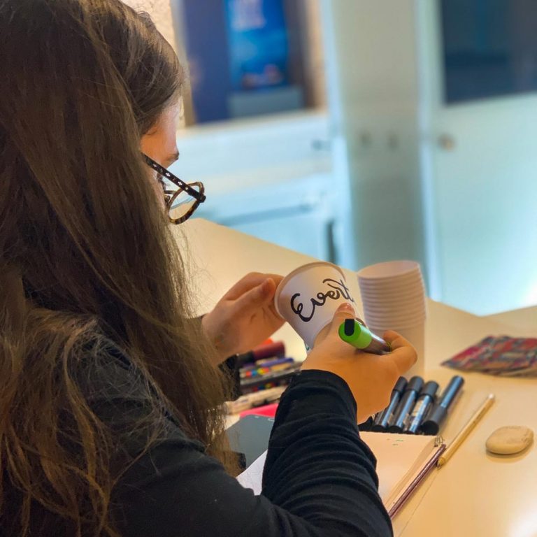 Personalização de copos com lettering – Atitude Souza Cruz